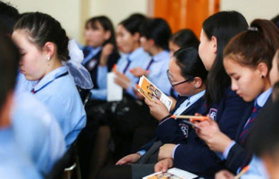 Нийслэлийн сургуулиуд цахимаар хичээллэх хуваарь