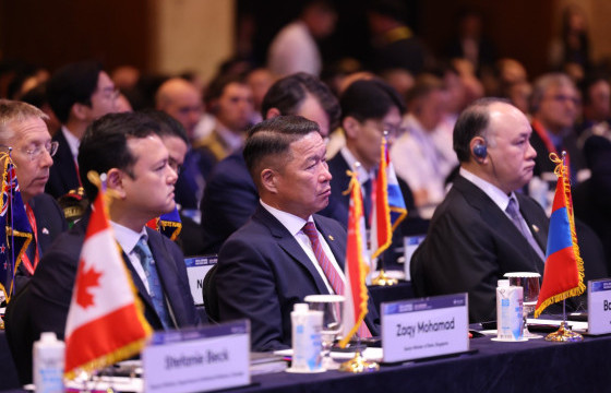 ДЭЛХИЙН 68 ОРНЫ ТӨЛӨӨЛӨГЧИД ЧУУЛЖ, КИБЕР АЮУЛГҮЙ БАЙДАЛ ЗЭВСГИЙН ХЯНАЛТ, ТЕРРОРИЗМ ЗЭРЭГ АЮУЛГҮЙ БАЙДЛЫН ШИНЭ СОРИЛТУУДЫН ТАЛААР ХЭЛЭЛЦЭЖ БАЙНА