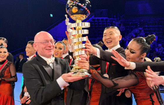  “Moon Dance” хамтлаг стандарт бүжгийн дэлхийн аваргаас хүрэл медаль хүртлээ