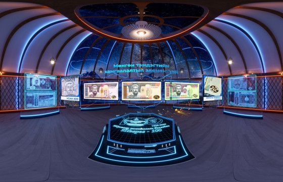 VR төхөөрөмж бүхий виртуал үзвэрт зочлохыг урьж байна