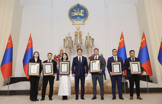 Шилдэг залуу эрдэмтэн, эмч нар Ерөнхийлөгчийн нэрэмжит шагнал хүртлээ