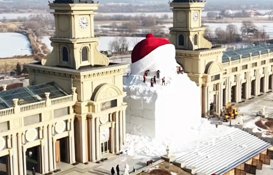 Хятадын Харбин хотод 19 метр өндөртэй цасан хүн барьж эхэллээ