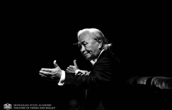 АРДЫН ЖҮЖИГЧИН Ж.БҮРЭНБЭХ: Гурван цаг гаруй тасралтгүй хөдлөхөд ер ядралгүй хөгжмийн гайхамшигт увдист илбэдүүлдэг хүн чинь удирдаач шүү дээ