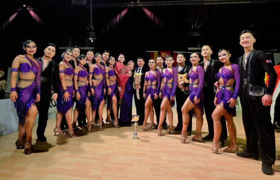 Монгол бүжгийн хамтлаг дэлхийн аварга шалгаруулах тэмцээнээс финалын цом хүртлээ