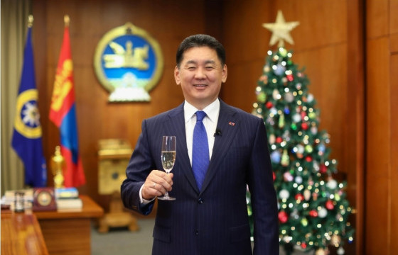 Монгол Улсын Ерөнхийлөгч Ухнаагийн Хүрэлсүхийн шинэ жилийн мэндчилгээ