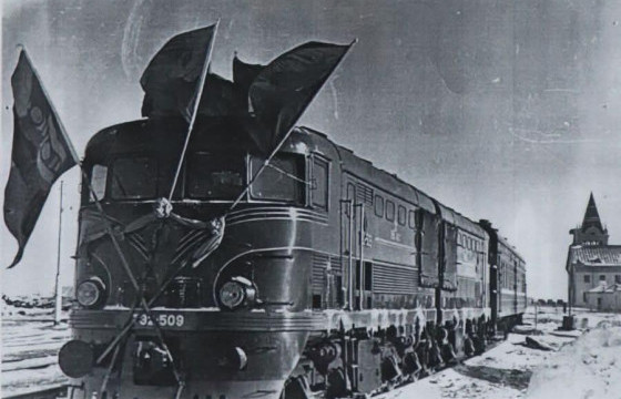 БНХАУ-аас анхны суудлын галт тэрэг Замын-Үүдийн боомтоор нэвтэрсэн түүхэн өдөр тохиож байна