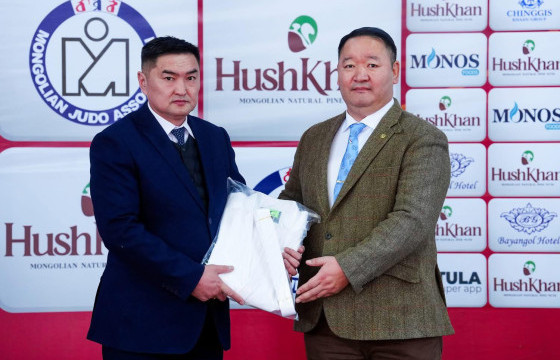 Б.Одхүү Биндэр сумын клубт 30 ширхэг жүдогийн өмсгөл бэлэглэв