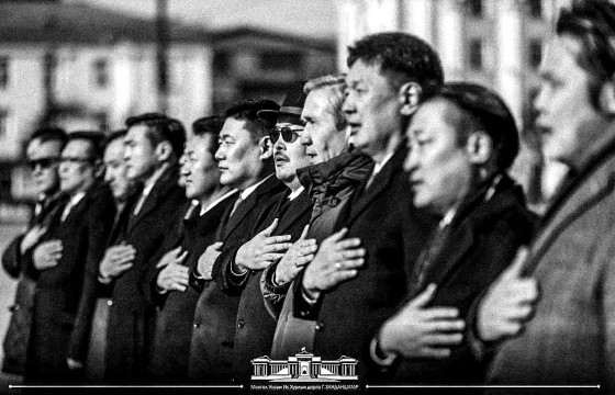 ХУЛГАЙЧААР ДҮҮРСЭН МАН