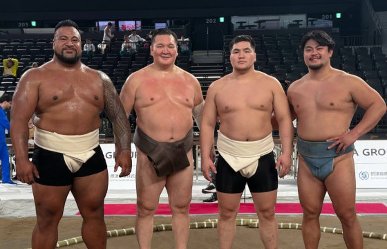 Улсын арслан Э.Батмагнай сүмо бөхийн  “Hakuho Cup”-д барилдлаа