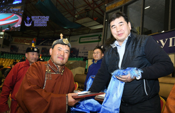 Ахмад бөхчүүдийн барилдаанд дархан аварга А.Сүхбат түрүүллээ