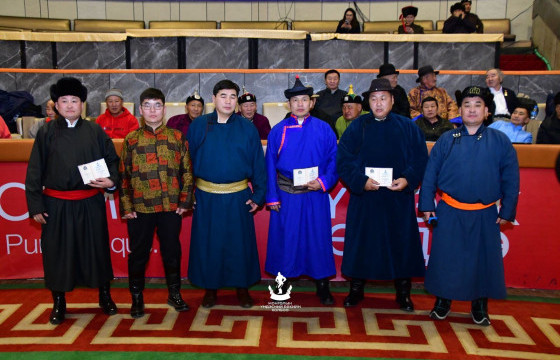 Үндэсний бөхийн холбооныхон төрийн одон медаль, цол зэрэг хүртлээ