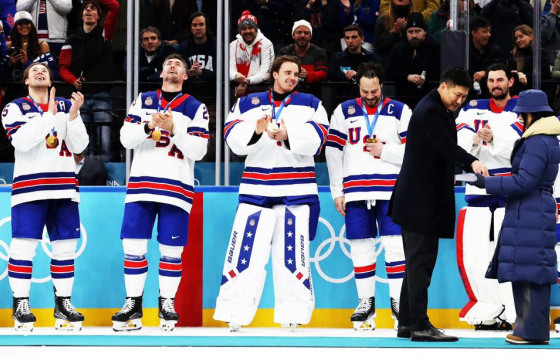 Б.Баттүшиг АНУ-ын олимпын аварга хоккей багийн шагналыг гардуулав