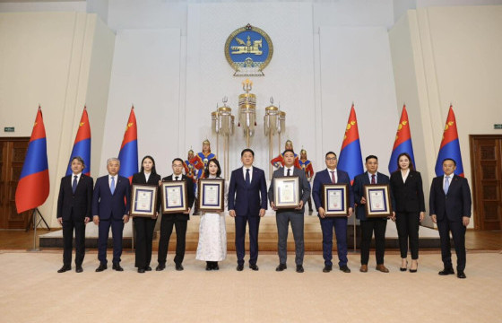 Шилдэг залуу эрдэмтэн, эмч нар Ерөнхийлөгчийн нэрэмжит шагнал хүртлээ