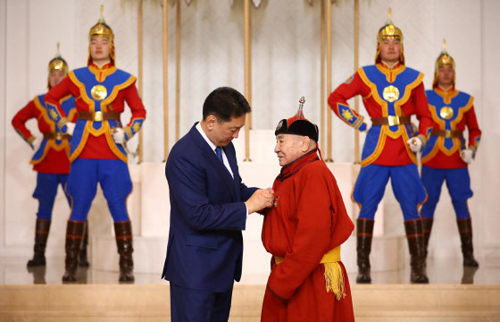 Д.СЭРЭЭТЭР БАГШИЙН 