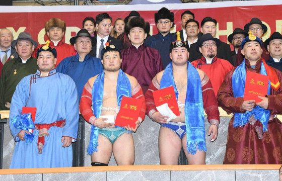 Улсын харцага Б.Зоригтбаатар “Эх орончдын өдөр”-ийн барилдаанд түрүүллээ