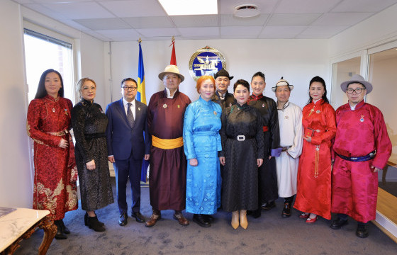 Швед Улсад суугаа Монгол Иргэдэд төрийн одон медаль гардууллаа