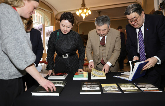 Б.Батцэцэг сайд Ослогийн их сургуулийн Соёлын түүхийн музейд зочиллоо