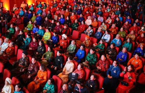 Ерөнхий сайд Г.Занданшатар “Алдар эхийн одонт ээж” нарт хүндэтгэл үзүүллээ