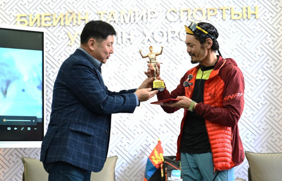 Марафон гүйгч Б.Цэвээндаш 1418 км замыг туулаад эх орондоо ирлээ