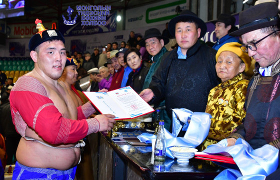 Буянт сумын 100 жилийн ойн барилдаан аймгийн арслан М.Баяржавхлан түрүүлэв