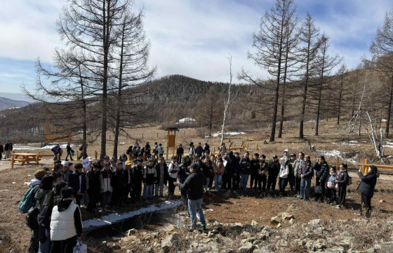 Сурагчид хот орчмын археологийн дурсгалтай танилцах аяллыг хийлээ