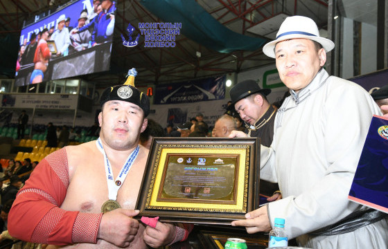 Д.Хүдэрбулга улсын заан цолтны хүндэтгэл үзүүлэх барилдаанд түрүүллээ