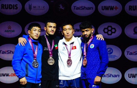 Б.Мөнх-Эрдэнэ Азийн аваргын мөнгөн медалиа гардан авлаа