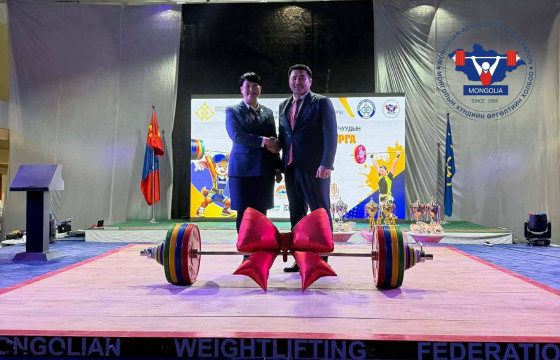 Дархан хотын хүндийн өргөлтийн холбоонд ком штанг бэлэглэв