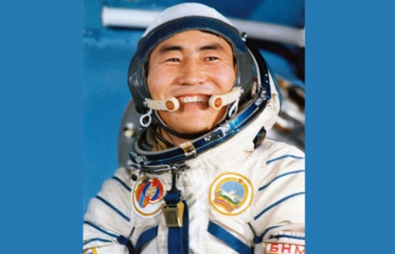 ХӨДӨЛМӨРИЙН БААТАР, САНСРЫН НИСГЭГЧ М.ГАНЗОРИГ АГСНЫ ТУХАЙ ХОЁР БОТЬ НОМЫН НЭЭЛТ БОЛЛОО