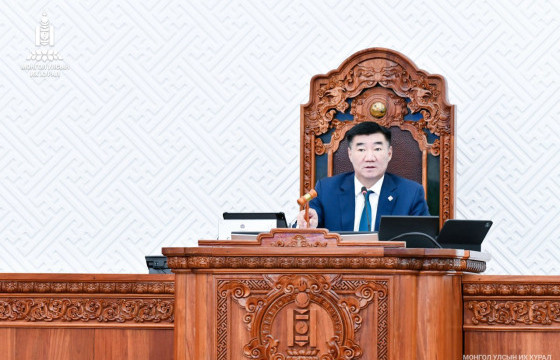 Хуулийн төслийг хэлэлцэхийг дэмжиж, УИХ-ын асуулгын цагаар авлигын асуудлыг хөндлөө
