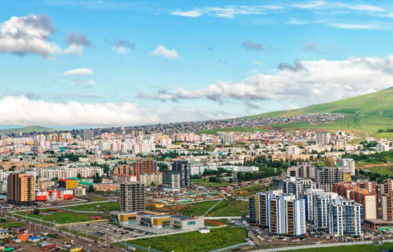 ЭРДЭНЭТЧҮҮД ТҮҮХТ 50 ЖИЛИЙН ОЙГОО БАХАРХАМ АМЖИЛТААР УГТАЖ, БАРДАМ ТЭМДЭГЛЭХЭЭР БЭЛДЭЖ БАЙНА