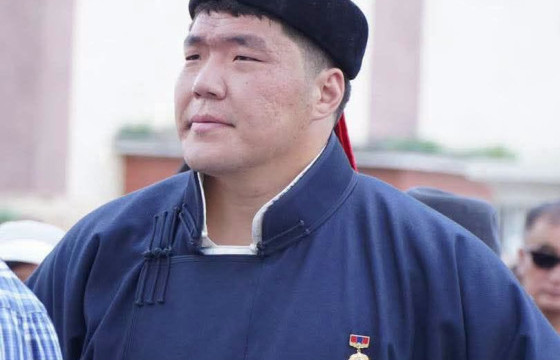 М.Лхагвагэрэлийг гарьд цолыг нутгийн зөвлөлөөс нь 3 өрөө байраар мялаалаа