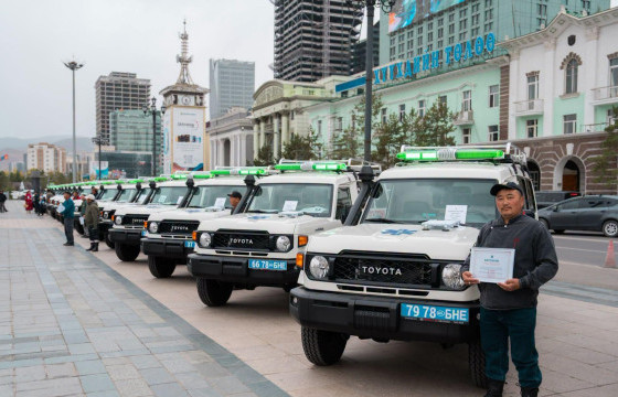 Төв болон Сэлэнгэ аймгийн сумдад түргэн тусламжийн бүрэн тоноглогдсон автомашин хүлээлгэн өгчээ