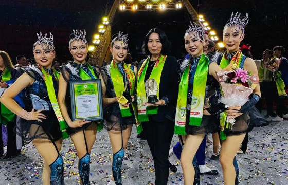 Циркийн “ROXIE” хамтлаг “Dushanbe-“The world of circus united hearts”  мөнгөн цом хүтлээ