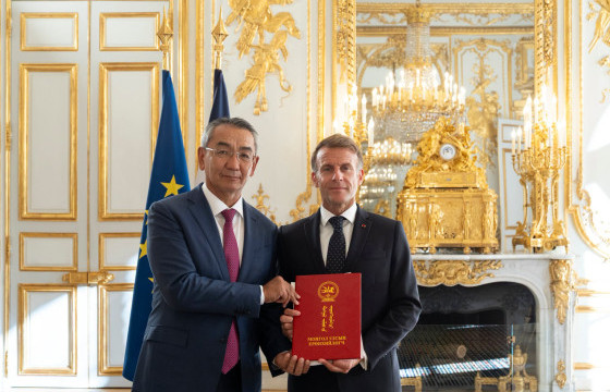 Ц.Мөнх-Оргил, Франц Улсын Ерөнхийлөгч Эммануэл Макронд итгэмжлэх жуух бичгээ өргөн барив